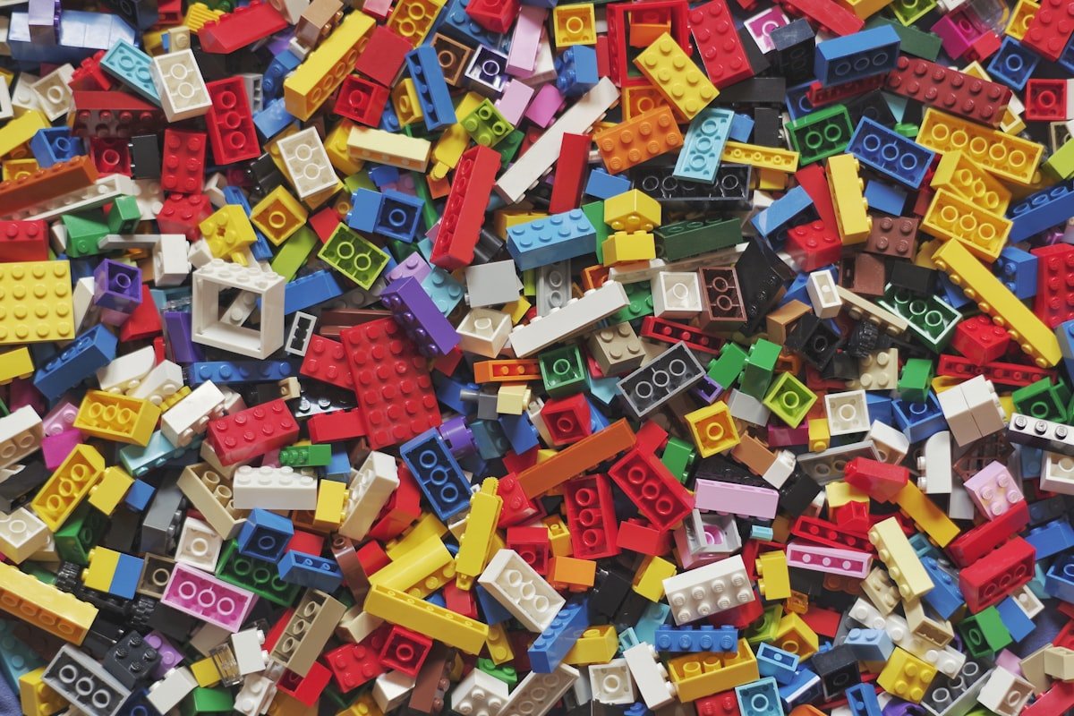 Illustration de Grand bac de Lego en vrac (environ 2 kg) 