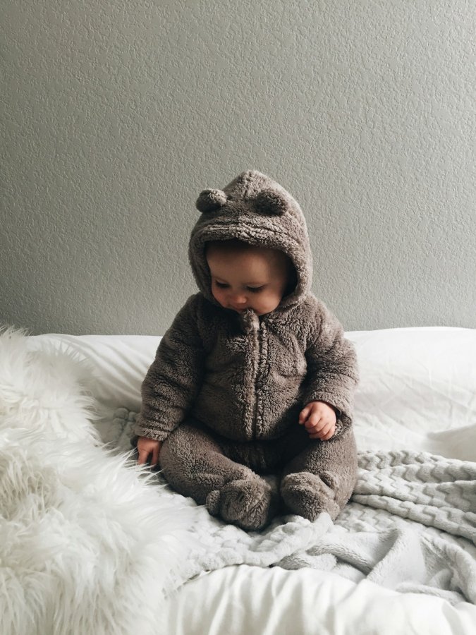 Illustration de Lot de vêtements bébé 6-12 mois 